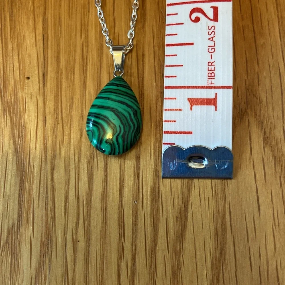 Green Malachite Pendant & 18 inch necklace - Picture 3 of 3